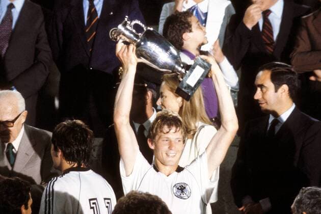 Deutschland ist Europameister 1980 - Karlheinz Förster (BRD) präsentiert stolz den Pokal Fußball EM Herren Europameisterschaft 1980, Länderspiel, Nationalmannschaft, Nationalteam, Nationaltrikot, Vdia Gruppe Rom Freude,