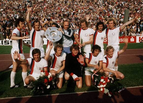 Deutscher Meister 1972 1973 FC Bayern München, hinten, v.li.: Franz Beckenbauer, Franz Roth, Krauthausen (verdeckt), Trainer Udo Lattek, Georg Schwarzenbeck, Gerd Müller, Uli Hoeneß; vorn: Wilhelm Hoffmann, Johnny Hansen, Torwart Sepp Maier, Edgar... Fußball 1. BL Herren Saison 1972 1973, FC Bayern München Totale München Freude,