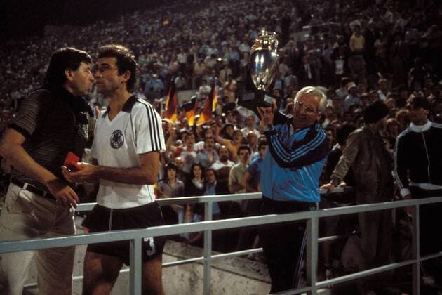 Deutschland ist Europameister 1980 - v.re. Bundestrainer Jupp Derwall, Bernd Cullmann und Mannschaftsbetreuer Horst Schmidt (alle BRD) verlassen stolz mit Medaille und Pokal die Siegerehrung Fußball EM Herren Europameisterschaft 1980, Länderspiel, Nationalmannschaft, Nationalteam, Nationaltrikot, Vdia Gruppe DFB, Betreuer, Funktionär, Funktionäre Rom