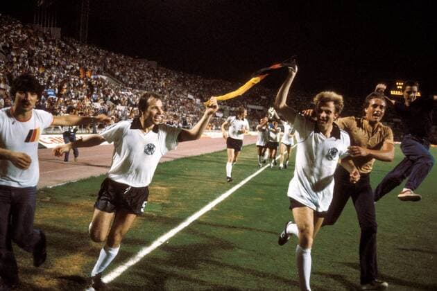 Deutschland ist Europameister 1980 - Bernard Dietz (li.) und Karl-Heinz Rummenigge (beide BRD) genießen die Ehrenrunde mit den Fans Fußball EM Herren Europameisterschaft 1980, Länderspiel, Nationalmannschaft, Nationalteam, Nationaltrikot, Vdia Gruppe Fußballfan, Fußballfans Rom, Bernhard Freude, Begeisterung,