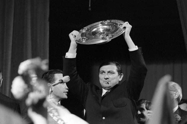 Fußball, FC Bayern München, Deutscher Meister 1969 Trainer Branko Zebec (Bayern) präsentiert die Meisterschale Fußball 1. BL Herren Saison 1968 1969, FC Bayern München Einzelbild München, Branco Begeisterung, Freude,