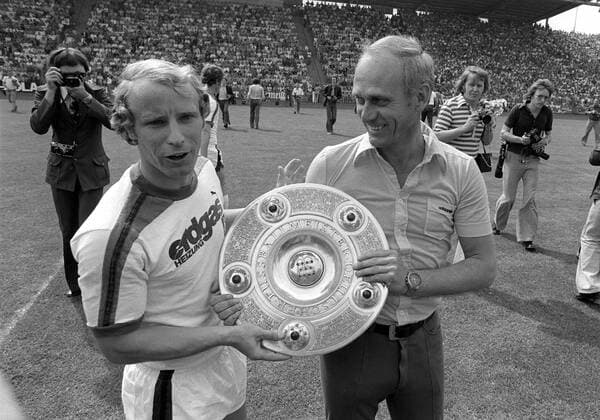 Fußball, Borussia Mönchengladbach, Deutscher Meister 1976 Berti Vogts (li.) und Trainer Udo Lattek (beide Gladbach) mit der Meisterschale Fußball 1. BL Herren Saison 1975 1976, Borussia Mönchengladbach, Gruppe Mönchengladbach Begeisterung, Freude,