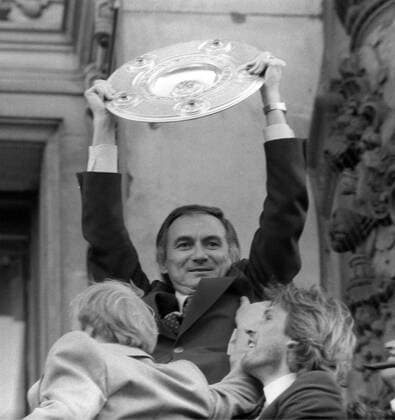 Trainer Branko Zebec (HSV) präsentiert auf dem Rathausbalkon die Meisterschale Fußball 1. BL Herren Saison 1978 1979, Hamburger SV, Rathaus, Balkon, Einzelbild Branco Hamburg Begeisterung, Freude,