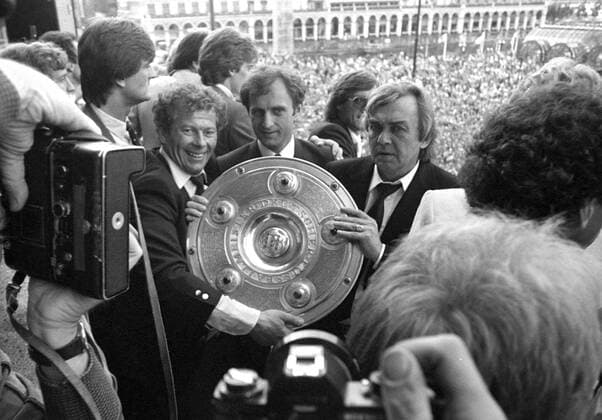 Fußball, Hamburger SV, Deutscher Meister 1982 Trainer Ernst Happel (re.), Co-Trainer Aleksandar Ristic (Mitte) und Physiotherapeut Hermann Rieger (alle HSV) mit der Meisterschale auf dem Rathausbalkon Fußball 1. BL Herren Saison 1981 1982, Hamburger SV, Rathaus, Balkon, Gruppe Hamburg Begeisterung, Freude,