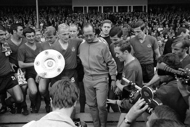 Fußball, 1. FC Nürnberg, Deutscher Meister 1968 Trainer Max Merkel (Mitte, Nürnberg) und einer seiner Schützlinge mit der Meisterschale Fußball 1. BL Herren Saison 1967 1968, München - 1. FC Nürnberg 0:2 Gruppe München