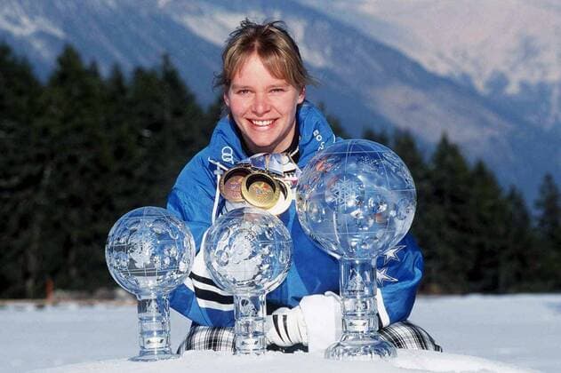 Katja Seizinger (Deutschland) präsentiert ihre fette Beute: Gold-, Silber- und Bronzemedaillen von den Olympischen Spielen in Nagano, den Gesamtweltcup und die Weltcup-Pokale in den Disziplinen Abfahrt und Super G Alpiner Skilauf Damen FIS-Weltcup 1997 1998, Welt-Cup, Worldcup, World, WC, Ski Alpin, Alpiner Skisport, Einzelbild Trophäensammlung, Pokalsammlung Crans Montana Freude,