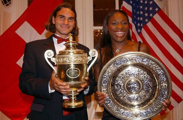 Sieger Roger Federer (Schweiz, li.) und Siegerin Serena Williams (USA) mit ihren Trophäen Tennis Herren All England Championships 2003, ATP-Tour, WTA, Grand Slam Gruppe Wimbledon London Freude, Begeisterung,