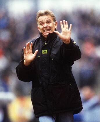 Trainer Volker Finke (Freiburg) gibt Anweisungen Fußball 1. BL Herren Saison 1998 1999, SC Freiburg Einzelbild Freiburg Abwehr,