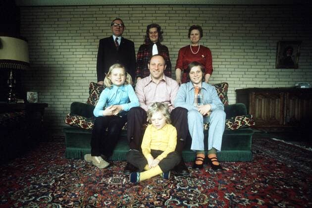 Uwe Seeler (BR Deutschland, Mitte) mit seiner Familie, hinten v. li.: Vater Erwin, Ehefrau Ilka, Mutter Anni, vorn: seine Töchter Frauke, Kerstin, Helle Fußball Herren Shooting 1972, Fotoshooting, Fototermin, Fotostory, Homestory, privat Gruppe
