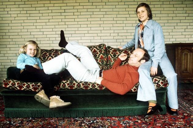 Uwe Seeler (BR Deutschland, Mitte) mit seinen Töchtern Frauke (li.) und Helle auf dem heimischen Sofa Fußball Herren Shooting 1972, Fotoshooting, Fototermin, Fotostory, Homestory, privat Gruppe