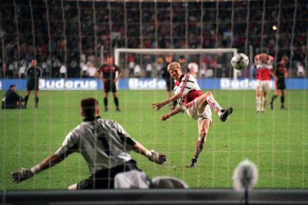 Stefan Effenberg (Bayern, re.) verlädt im Elfmeterschießen zwar Torwart Frank Rost (Bremen), schießt aber über das Tor Fußball 1. BL Herren DFB-Pokal 1998 1999, Finale, Pokalfinale, Endspiel, SV Werder Bremen - FC Bayern München 6:5 n.E. Gruppe Berlin Dynamik, Spannung,