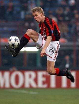 Martin Laursen (Milan) zieht aus dem Sprung ab Fußball EC 1 Herren Champions League 2003 2004, AC Mailand, Vdig Einzelbild Mailand Dynamik, Höhe,