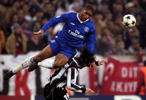 Glen Johnson (li., Chelsea) springt Ibrahim Üzülmez (Besiktas) beim Kopfballduell ins Kreuz Fußball EC 1 Herren Champions League 2003 2004, Besiktas Istanbul - Chelsea FC London 0:2, Gruppe Gelsenkirchen Dynamik,