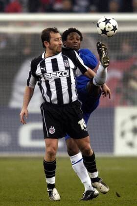 Sergen Yalcin (li., Besiktas) gegen Celestine Babayaro (Chelsea) Fußball EC 1 Herren Champions League 2003 2004, Besiktas Istanbul - Chelsea FC London 0:2, Gruppe Gelsenkirchen