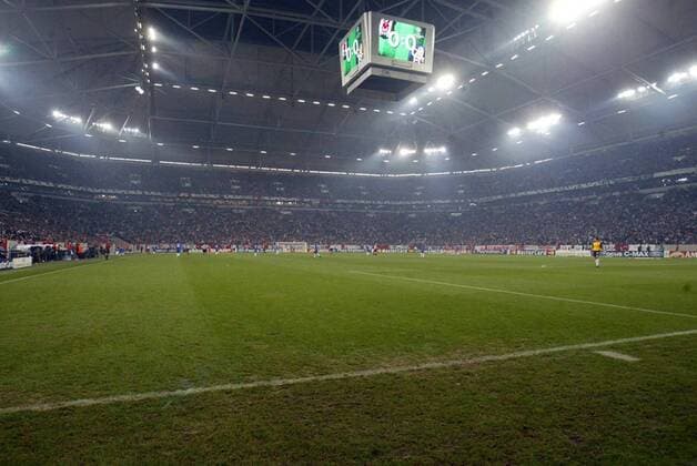 In der Arena AufSchalke darf Champions League-Luft geschnuppert werden - aufgrund von Unruhen in der Türkei wurde die Partie zwischen Besiktas Istanbul und Chelsea FC London ins neutrale Gelsenkirchen verlegt Fußball EC 1 Herren Champions League 2003 2004, Besiktas Istanbul - Chelsea FC London 0:2, Vdig Totale Arena AufSchalke Gelsenkirchen