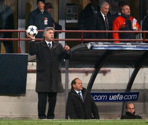 Trainer Carlo Ancelotti (li.) verteilt unter den skeptischen Blicken von Manager Umberto Gandini (re., beide Milan) den Ball zum Einwurf Fußball EC 1 Herren Champions League 2003 2004, AC Mailand, Vdig Gruppe Mailand Skepsis,