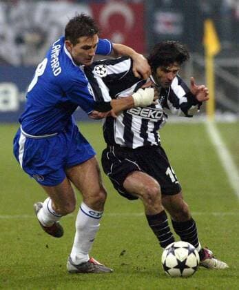 Ibrahim Üzülmez (Besiktas, re.) gegen Frank Lampard (Chelsea) Fußball EC 1 Herren Champions League 2003 2004, Besiktas Istanbul - Chelsea FC London 0:2, Vdig Gruppe Gelsenkirchen Dynamik, Kampf,