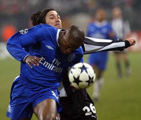 William Gallas (Chelsea, vorn) vor Ilhan Mansiz (Besiktas) Fußball EC 1 Herren Champions League 2003 2004, Besiktas Istanbul - Chelsea FC London 0:2, Vdig Gruppe Gelsenkirchen Dynamik,