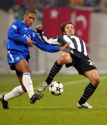 Ilhan Mansiz (re., Besiktas) gegen Glen Johnson (Chelsea) Fußball EC 1 Herren Champions League 2003 2004, Besiktas Istanbul - Chelsea FC London 0:2, Gruppe Gelsenkirchen Dynamik,