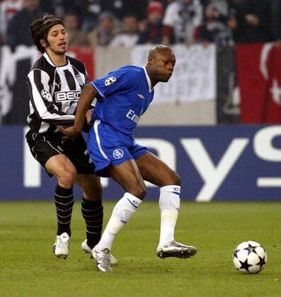 William Gallas (Chelsea, re.) vor Ilhan Mansiz (Besiktas) Fußball EC 1 Herren Champions League 2003 2004, Besiktas Istanbul - Chelsea FC London 0:2, Vdig Gruppe Gelsenkirchen Dynamik,
