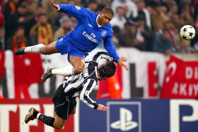 Glen Johnson (li., Chelsea) obenauf im Zweikampf mit Ibrahim Üzülmez (Besiktas) Fußball EC 1 Herren Champions League 2003 2004, Besiktas Istanbul - Chelsea FC London 0:2, Gruppe Gelsenkirchen Dynamik, Höhe,