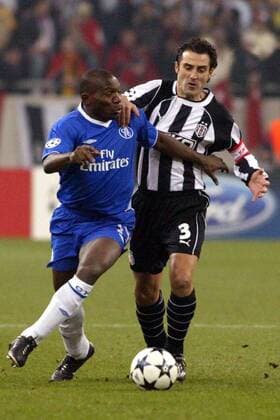 Geremi Njitap (Chelsea, li.) gegen Tayfur Havutcu (Besiktas) Fußball EC 1 Herren Champions League 2003 2004, Besiktas Istanbul - Chelsea FC London 0:2, Vdig Gruppe Gelsenkirchen Dynamik,