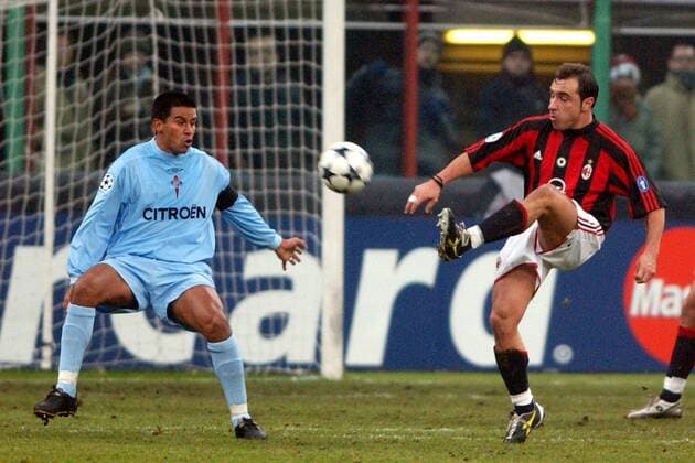 Cristian Brocchi (re., Milan) gegen Fernando Gabriel Caceres (Celta Vigo) Fußball EC 1 Herren Champions League 2003 2004, AC Mailand - RC Celta de Vigo 1:2, Vdig Gruppe Mailand Dynamik,
