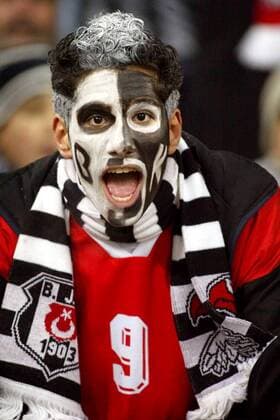 Schwarz-weiß bemalter Besiktas-Fan gut gelaunt auf der Tribüne Fußball EC 1 Herren Champions League 2003 2004, Besiktas Istanbul, Vdig Einzelbild Gelsenkirchen
