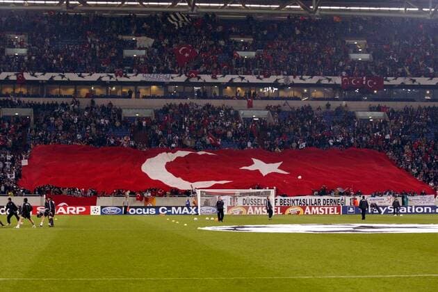 Die Arena AufSchalke in festen Händen der türkischen Fans - aufgrund von Unruhen in der Türkei wurde die Partie von Besiktas Istanbul ins neutrale Gelsenkirchen verlegt Fußball EC 1 Herren Champions League 2003 2004, Besiktas Istanbul, Vdig Totale Arena AufSchalke, Türkei Gelsenkirchen, Verlegung, Spielverlegung
