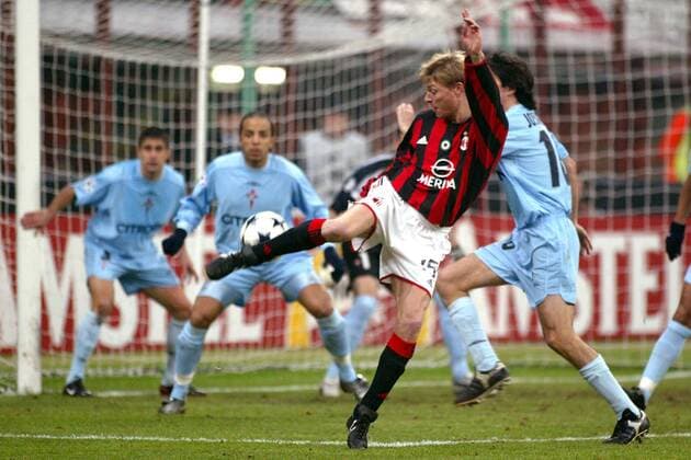 Jon Dahl Tomasson (Mitte, Milan) mit einem Hackentrick gegen Jose Ignacio (re., Celta Vigo) Fußball EC 1 Herren Champions League 2003 2004, AC Mailand - RC Celta de Vigo 1:2, Vdig Gruppe Mailand Dynamik,