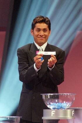 Jorge Campos (Mexiko) zeigt das Los Haiti, anläßlich der Auslosung der Qualifikationsgruppen zur Weltmeisterschaft 2006 Fußball WM Herren Auslosung Qualifikationsgruppen 2003, Qualifikation, Gruppenauslosung, Einzelbild Frankfurt M.
