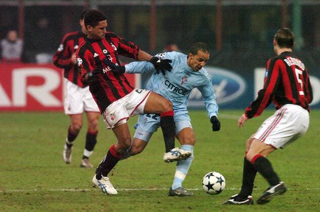 Peter Luccin (Mitte, Celta Vigo) gegen Serginho (li.) und Fernando Redondo (beide Milan) Fußball EC 1 Herren Champions League 2003 2004, AC Mailand - RC Celta de Vigo 1:2, Vdig Gruppe Mailand Dynamik,