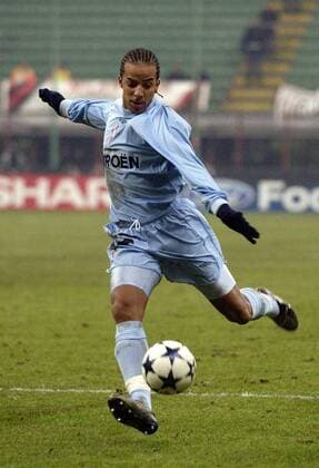 Peter Luccin (Celta Vigo) zieht ab Fußball EC 1 Herren Champions League 2003 2004, Mailand - RC Celta de Vigo 1:2, Vdig Einzelbild Mailand Dynamik,