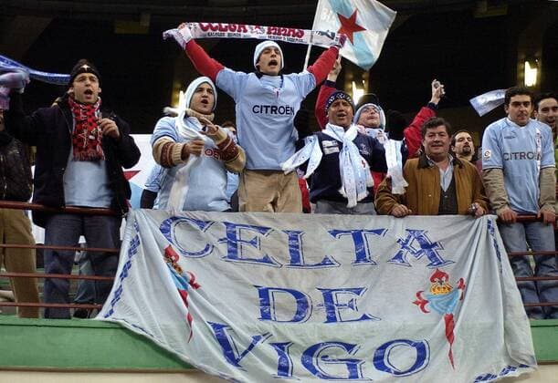 Celta Vigo Fans feuern ihr Team an Fußball EC 1 Herren Champions League 2003 2004, Mailand - RC Celta de Vigo 1:2, Vdig Gruppe Mailand Freude,