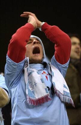 Celta Vigo Fan ist nach dem Achtelfinaleinzug sichtlich erleichtert Fußball EC 1 Herren Champions League 2003 2004, Mailand - RC Celta de Vigo 1:2, Vdig Einzelbild Mailand Freude, Begeisterung,