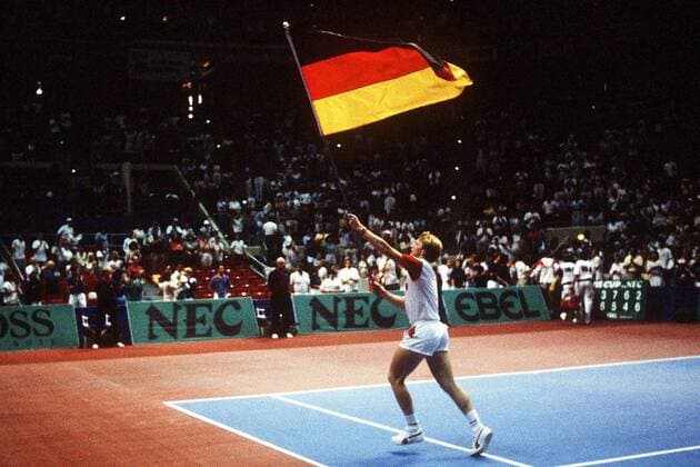 Boris Becker (BRD) genießt nach dem entscheidenden Punktgewinn die Ehrenrunde mit Nationalfahne Tennis Herren Davis Cup 1987, Daviscup, Daviscupteam, Halle, Indoor, Hallentennis, Hallenturnier Einzelbild Hartford Freude, Begeisterung,