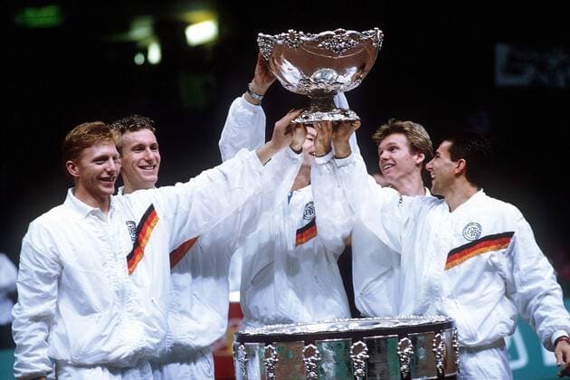 Daviscupsieger Deutschland 1988 - v.li. Boris Becker, Patrik Kühnen, Teamchef Niki Pilic, Eric Jelen und Carl-Uwe Steeb präsentieren stolz die Trophäe Tennis Herren Davis Cup 1988, Daviscup, Daviscupteam Gruppe Göteborg Freude,