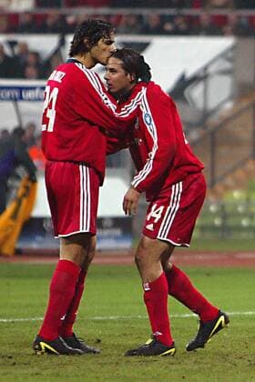 Roque Santa Cruz (li.) gratuliert Claudio Pizarro (beide Bayern) wegen des gegebenen Foulelfmeters Fußball EC 1 Herren Champions League 2003 2004, FC Bayern München Gruppe München Freude,