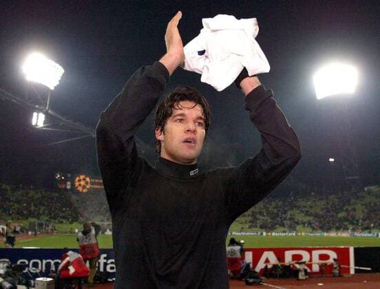 Michael Ballack (Bayern) bedankt sich bei seinen Anhängern Fußball EC 1 Herren Champions League 2003 2004, FC Bayern München Einzelbild München Freude,