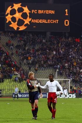 Torwart Oliver Kahn (li.) und Samuel Osei Kuffour (beide Bayern) - Shakehands nach dem 1:0 über den RSC Anderlecht Fußball EC 1 Herren Champions League 2003 2004, FC Bayern München - RSC Anderlecht 1:0 Totale München Freude,