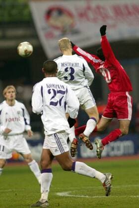 Roque Santa Cruz (li., Bayern) kommt im Stile eines sterbenden Schwans gegen Olivier Deschacht (Anderlecht) zu Fall Fußball EC 1 Herren Champions League 2003 2004, FC Bayern München - RSC Anderlecht 1:0, Gruppe München Dynamik,