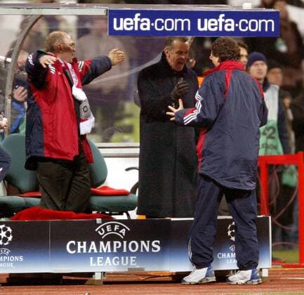 Schlußjubel Bayern - Trainer Ottmar Hitzfeld (Mitte), Co-Trainer Michael Henke (re.) und Manager Uli Hoeneß Fußball EC 1 Herren Champions League 2003 2004, FC Bayern München Gruppe München Freude, Begeisterung,