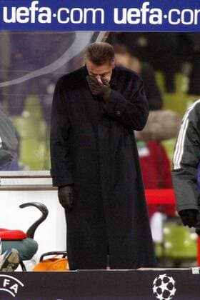 Trainer Ottmar Hitzfeld (Bayern) faßt sich enttäuscht an die Nase Fußball EC 1 Herren Champions League 2003 2004, FC Bayern München Einzelbild München Enttäuschung, Spannung,