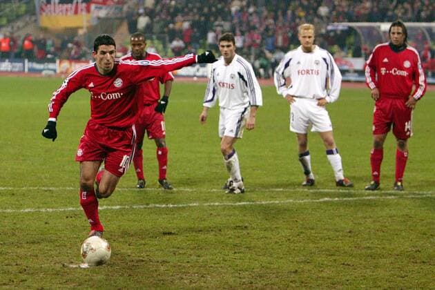 Roy Makaay (li.) tritt an zum Elfmeter, im Hintergrund beobachten v.li. Pizarro (beide Bayern), Zetterberg, Hasi (beide Anderlecht) und Ze Roberto (Bayern) gespannt das Geschehen Fußball EC 1 Herren Champions League 2003 2004, FC Bayern München - RSC Anderlecht 1:0, Gruppe München Dynamik,
