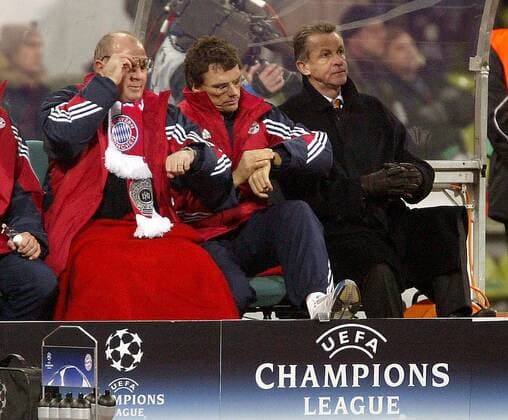 Uhrenvergleich auf der Bayern Bank, v. li.: Manager Uli Hoeneß, Co-Trainer Michael Henke und Trainer Ottmar Hitzfeld - Wie lang ist noch zu spielen? Fußball EC 1 Herren Champions League 2003 2004, FC Bayern München Gruppe München Spannung,