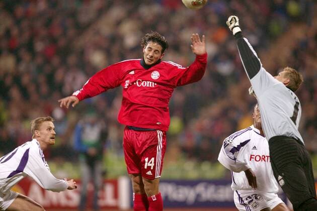 Claudio Pizarro (Mitte, Bayern) versucht sich gegen Torwart Daniel Zitka (re.) durchzusetzen; li. Kompany (Anderlecht) Fußball EC 1 Herren Champions League 2003 2004, FC Bayern München - RSC Anderlecht 1:0, Gruppe München Dynamik,
