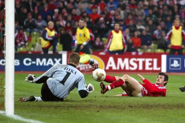 Die Chance von Willy Sagnol (Bayern, re.) wird von Torwart Daniel Zitka (Anderlecht) vereitelt Fußball EC 1 Herren Champions League 2003 2004, FC Bayern München - RSC Anderlecht 1:0 Gruppe München Abwehr,