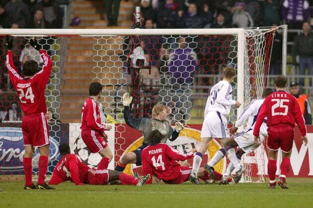 Verwirrung im Bayern-Strafraum v.li.: Santa Cruz, Kuffour, Sagnol, Torwart Oliver Kahn, Pizarro (alle Bayern) sowie Tihinen und Dindane (Anderlecht) auf Ballsuche Fußball EC 1 Herren Champions League 2003 2004, FC Bayern München - RSC Anderlecht 1:0, Totale München Dynamik, Spannung