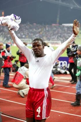 Samuel Osei Kuffour (Bayern) bedankt sich bei den Anhängern Fußball EC 1 Herren Champions League 2003 2004, FC Bayern München - RSC Anderlecht 1:0, Einzelbild München Freude,