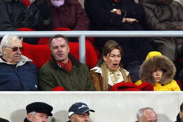 Vorstandsvorsitzender Karl Heinz Rummenigge (Bayern) mit seiner Frau Martina, die ein Gähnen nicht vermeiden kann Fußball EC 1 Herren Champions League 2003 2004, FC Bayern München Gruppe München Langeweile,
